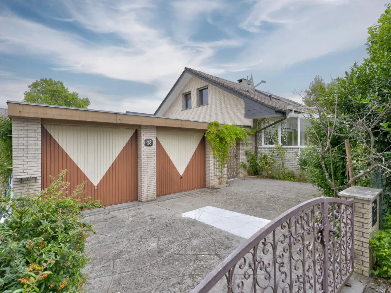 Дом с 7 комнатами в Лёррах, Германия № 300201