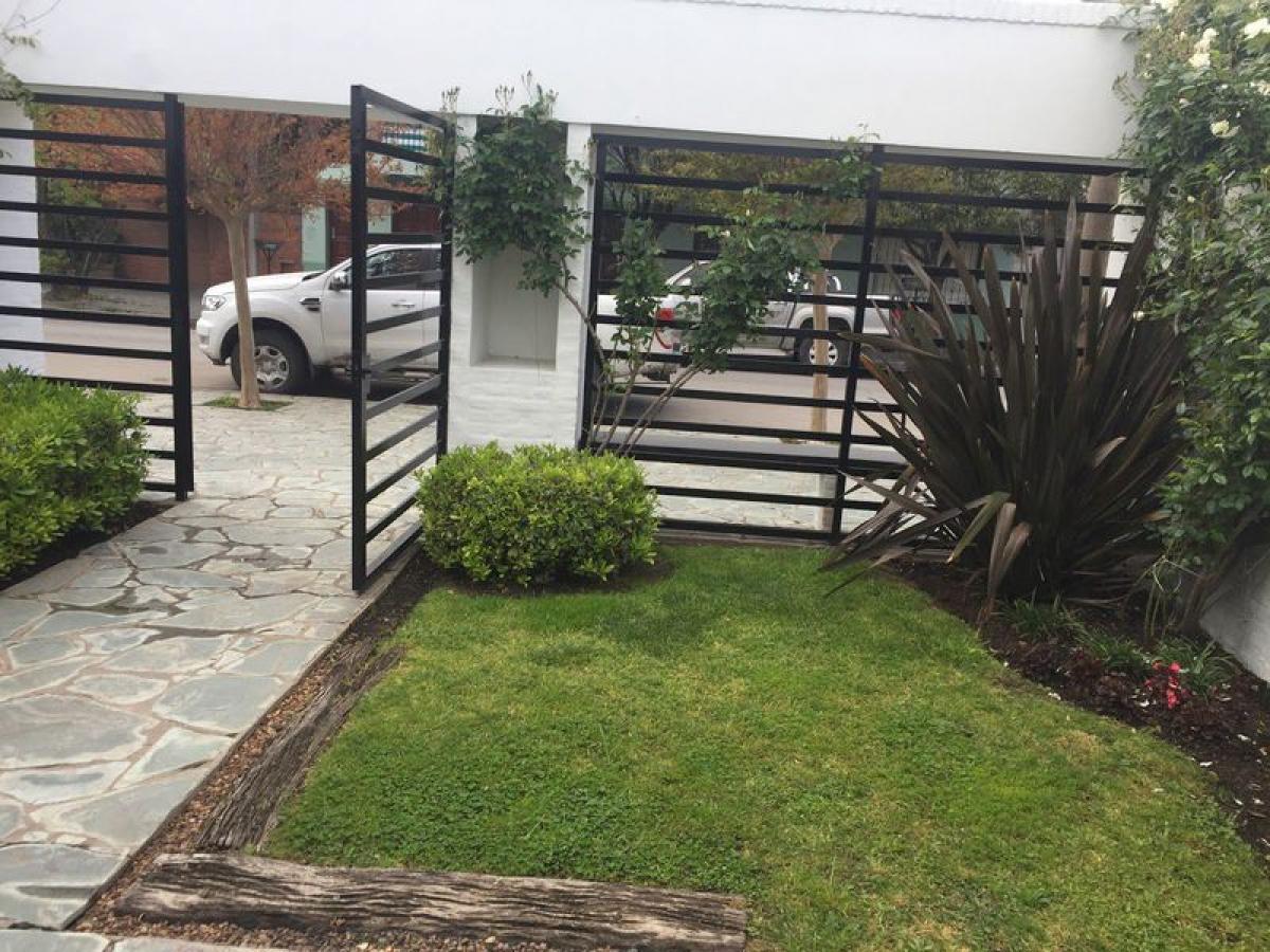 Casa de 4 dormitorios en Buenos Aires, Argentina No. 72586