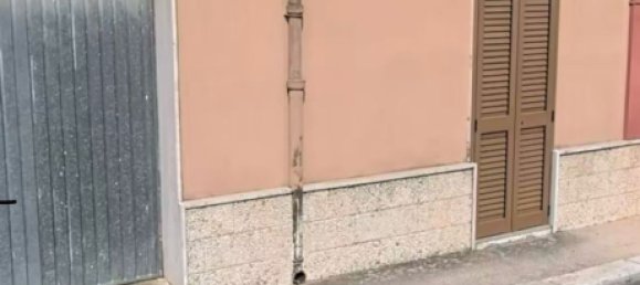 5 bedrooms House in Trepuzzi, Italy No. 381597 3