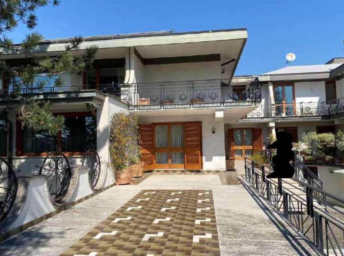 10 rooms Apartment in Velletri, Italy No. 30918