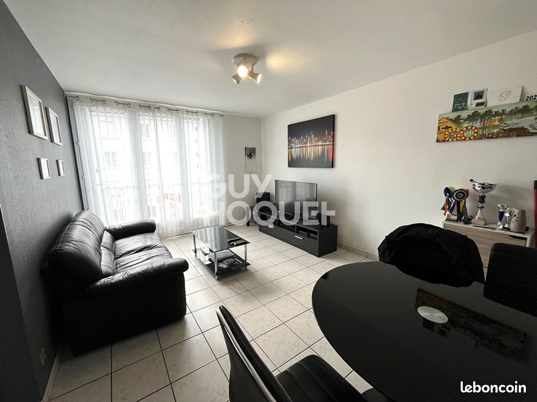 2 bedrooms Apartment in Saint-Cyr-sur-Loire, France No. 235758