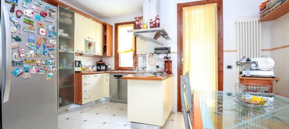 4 rooms Apartment in Genoa, Italy No. 125961 7