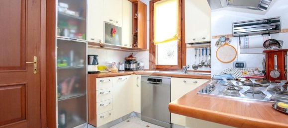4 rooms Apartment in Genoa, Italy No. 125961 8