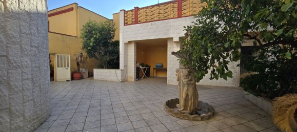 502m² Building in Carmiano, Italy No. 309055 2