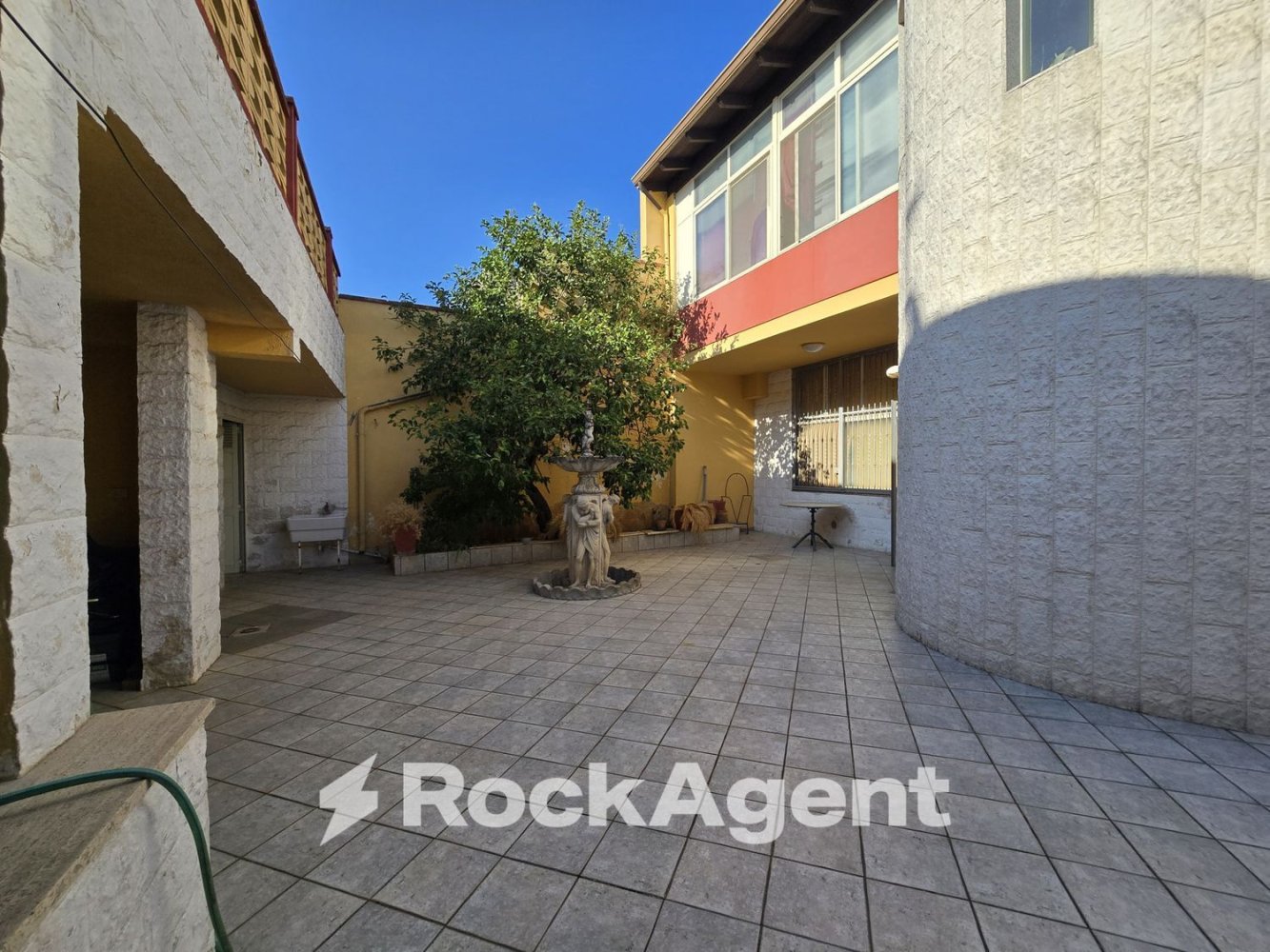 502m² Building in Carmiano, Italy No. 309055