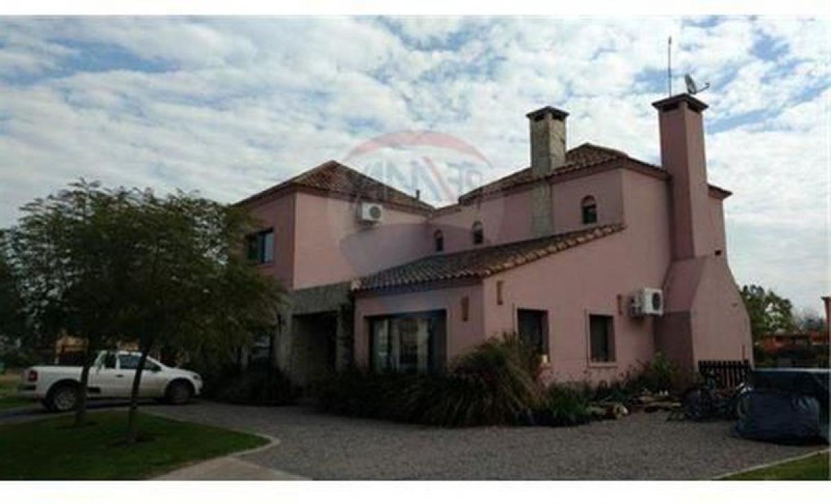 3 bedrooms House in San Miguel, Argentina No. 16222