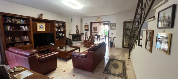 Дом с 5 комнатами в Чериньола, Италия № 20061 2