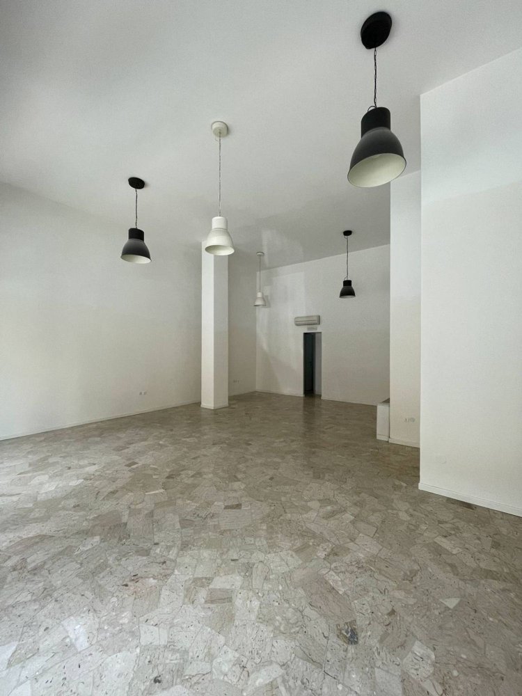 Коммерческая недвижимость 56м² в Порденоне, Италия № 11573