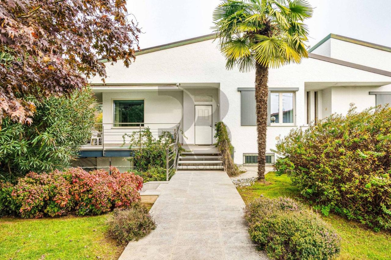 Вилла с 8 комнатами в Моццате, Италия № 30290