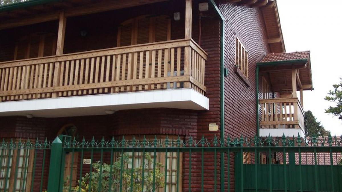 Casa de 4 dormitorios en San Miguel, Argentina No. 53830