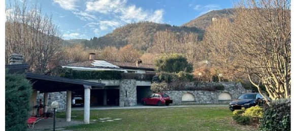 5 rooms Villa in Erba, Italy No. 3920 2
