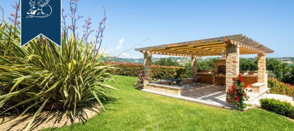 9 bedrooms Commercial property in Cupra Marittima, Italy No. 370953 8