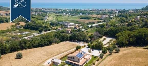 9 bedrooms Commercial property in Cupra Marittima, Italy No. 370953 3