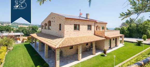 9 bedrooms Commercial property in Cupra Marittima, Italy No. 370953 9