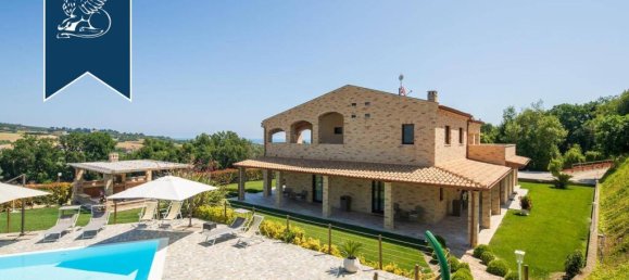 9 bedrooms Commercial property in Cupra Marittima, Italy No. 370953 2