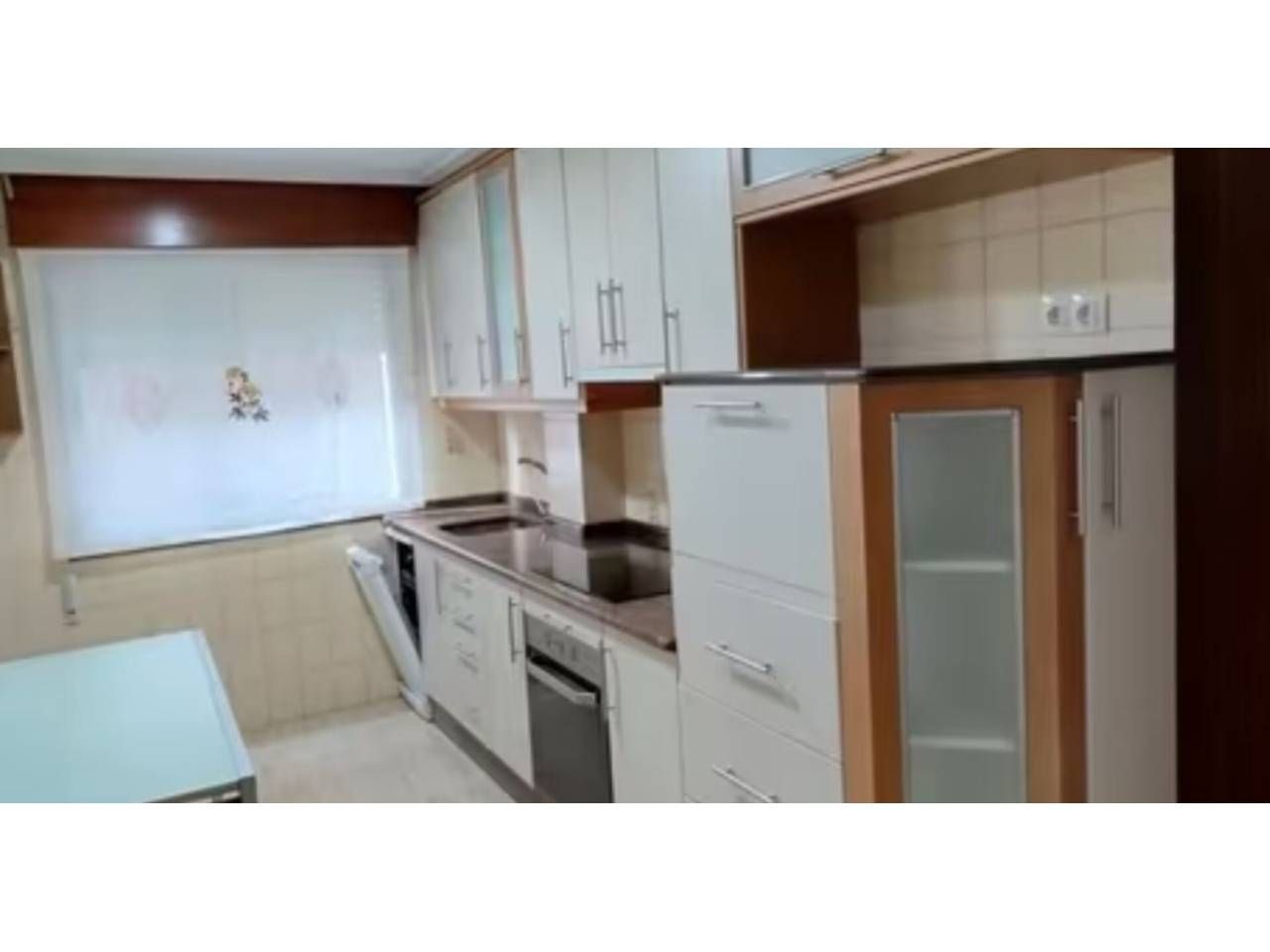 Apartamento de 3 dormitorios en Orense, Spain No. 175900