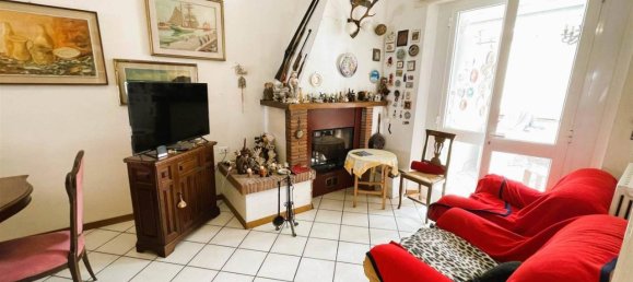 Дом с 5 комнатами в Виареджо, Италия № 27089 6