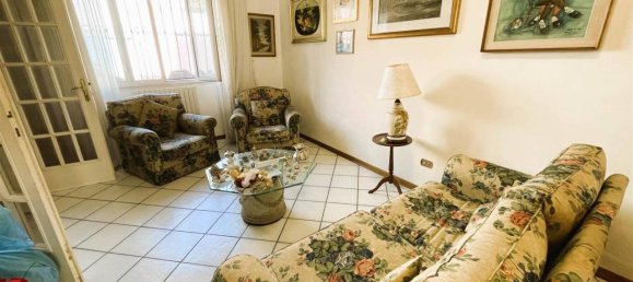 Дом с 5 комнатами в Виареджо, Италия № 27089 3