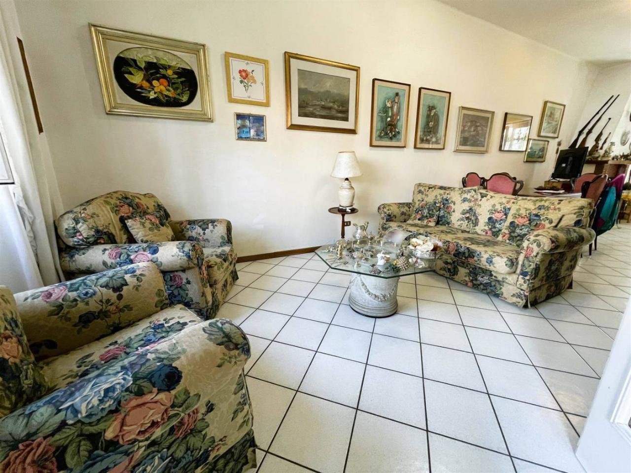 Дом с 5 комнатами в Виареджо, Италия № 27089