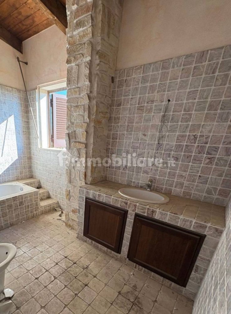 4 bedrooms Villa in Trani, Italy No. 347773