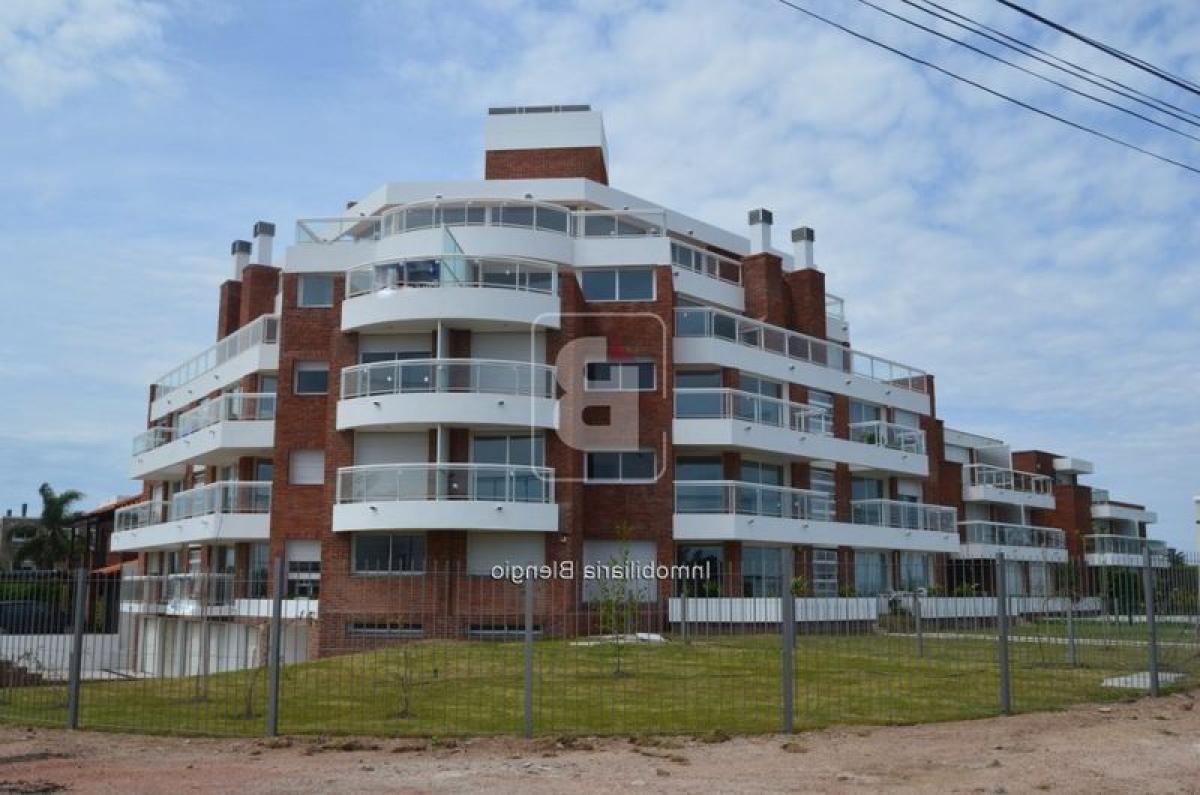 4 bedrooms Apartment in Canelones, Uruguay No. 1085