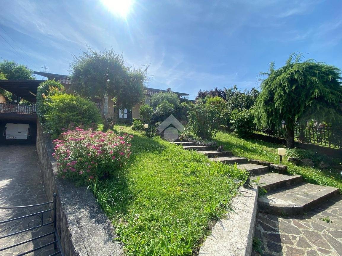 4 bedrooms Villa in Capriolo, Italy No. 257453