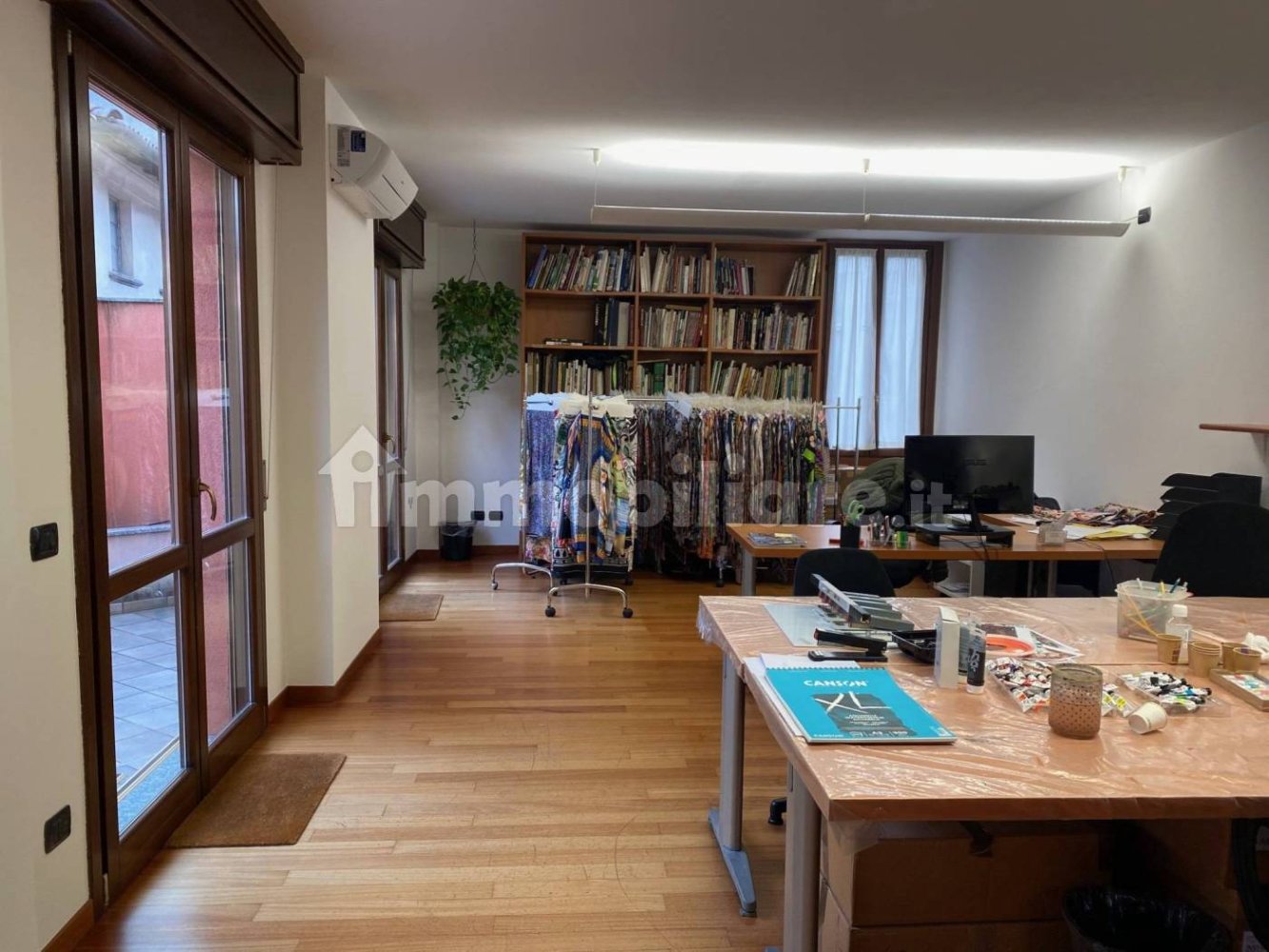 Oficina de 3 habitaciónes en Como, Italy No. 11955