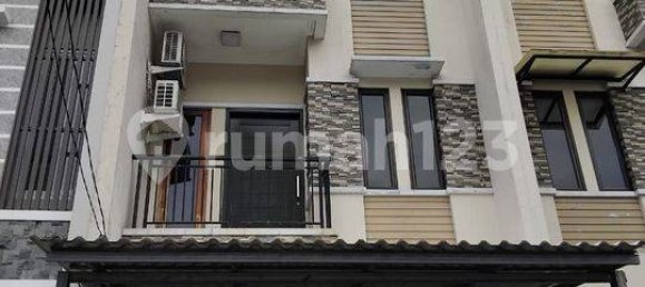 4 bedrooms House in Grogol Petamburan, Indonesia No. 1757 2