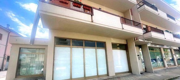 134m² Commercial property in Poggibonsi, Italy No. 311460 3