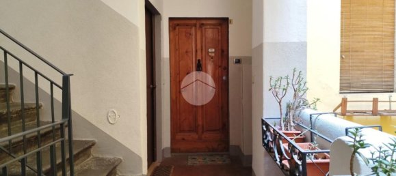 3 rooms Apartment in Florence, Italy No. 43983 2