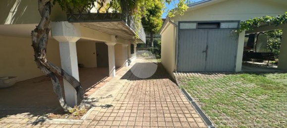 4 bedrooms Apartment in Parma, Italy No. 359914 6