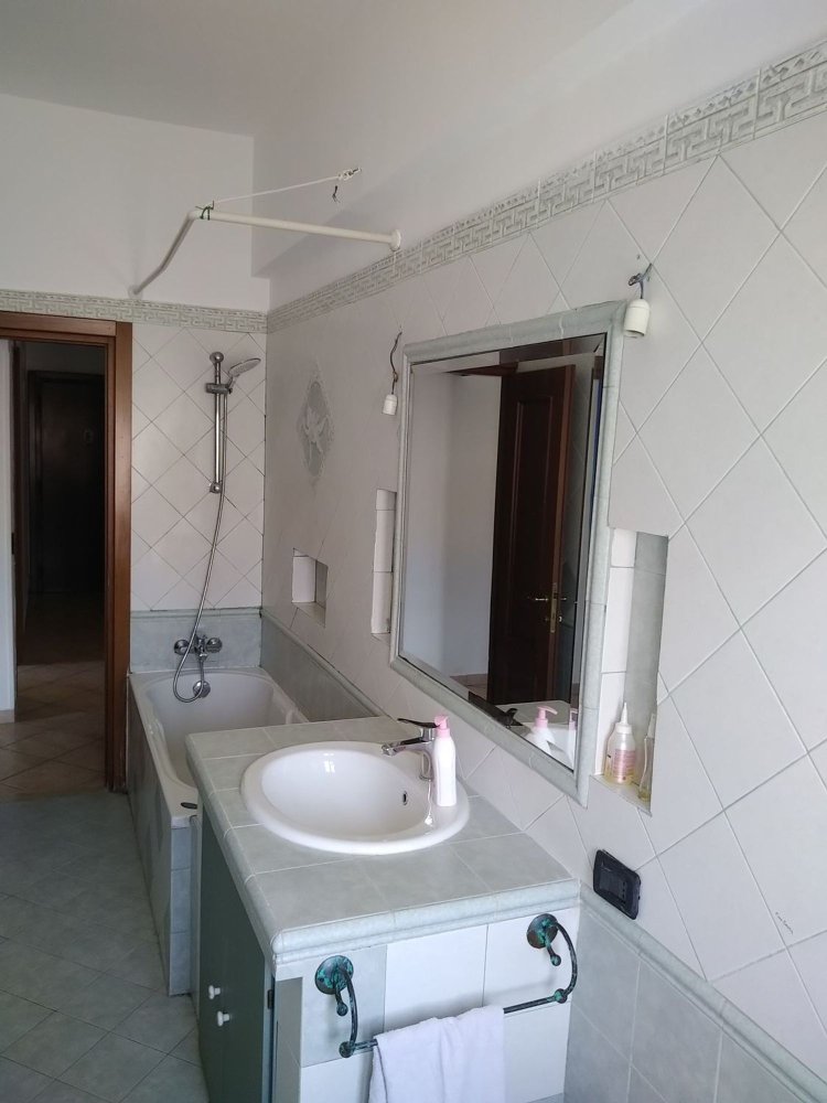 2-salle Appartement à Guidonia Montecelio, Italy No. 256354