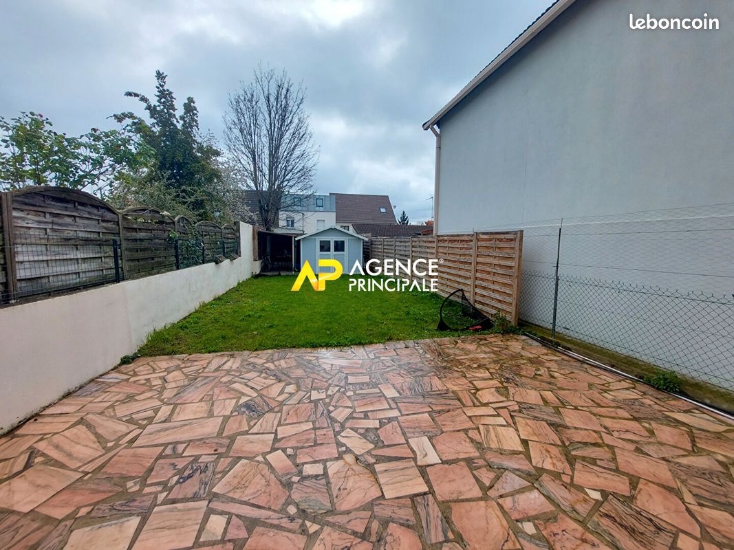 Casa de 3 dormitorios en Bezons, France No. 182060