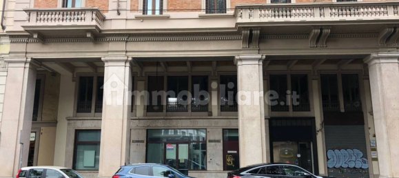 3 rooms Commercial property in Turin, Italy No. 165406 2