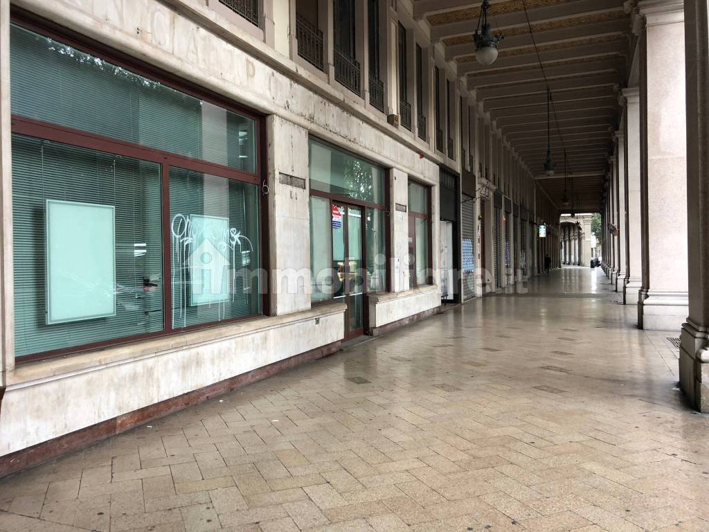 3 rooms Commercial property in Turin, Italy No. 165406