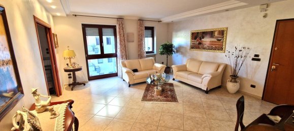 Apartamento de 4 dormitorios en Trani, Italy No. 342955 3