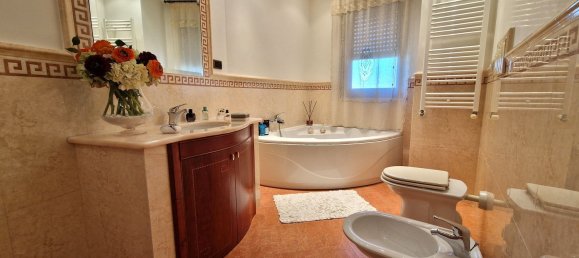 Apartamento de 4 dormitorios en Trani, Italy No. 342955 78