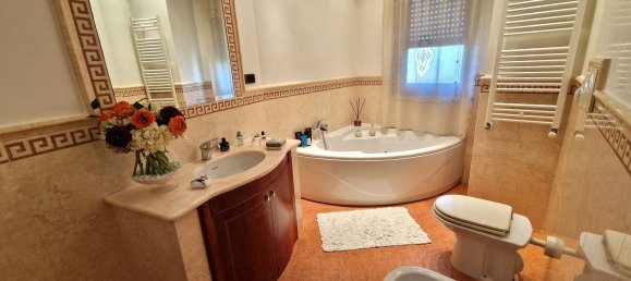 Apartamento de 4 dormitorios en Trani, Italy No. 342955 79