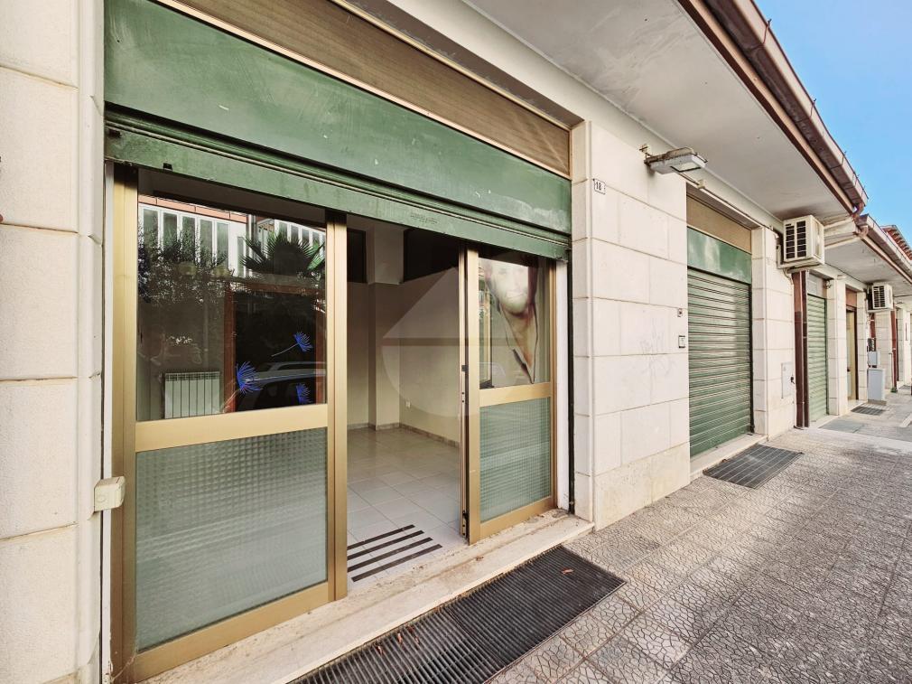 1غرفة عقار تجاري في Palo del Colle, Italy رقم 135150