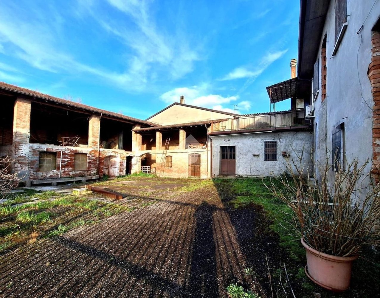 7-salle Maison à Isola Dovarese, Italy No. 212861