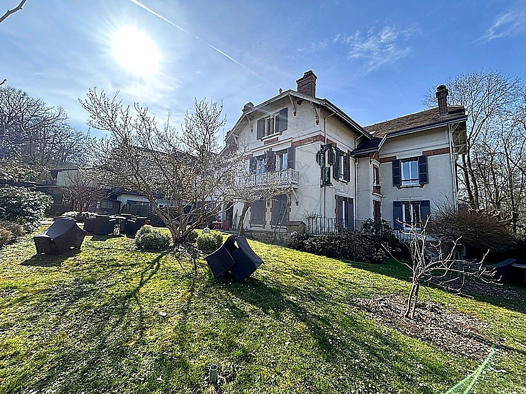 635m² Commercial property in Milon-la-Chapelle, France No. 141610