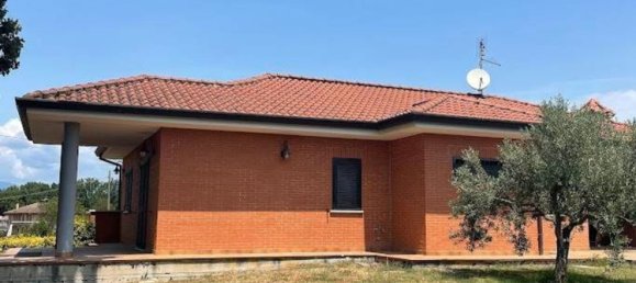 Дом с 8 комнатами в Чепрано, Италия № 71198 2