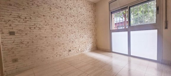 56m² Commercial property in Santa Coloma de Gramenet, Spain No. 172590 2