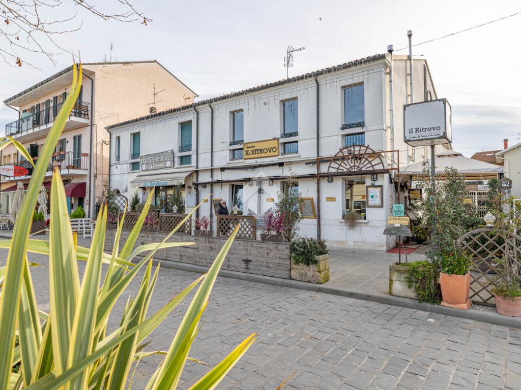 8 rooms Garage in Cervia, Italy No. 320816