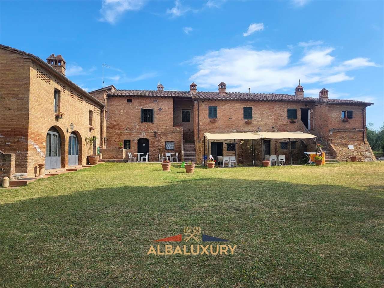 7 bedrooms Villa in Siena, Italy No. 196617
