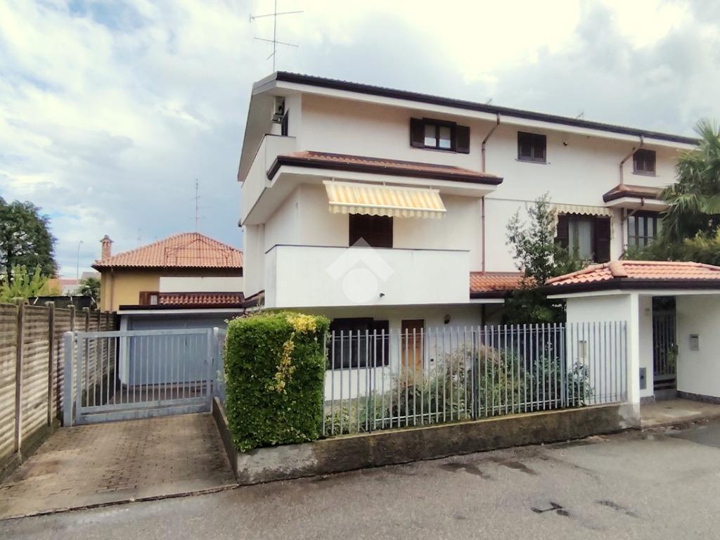 3 bedrooms Villa in Nerviano, Italy No. 353080