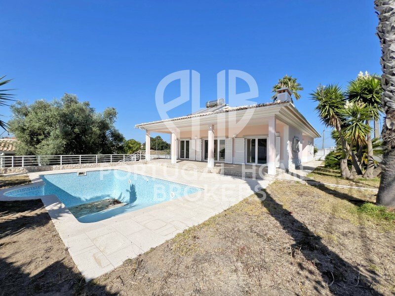 3 bedrooms Villa in Sesimbra, Portugal No. 135282