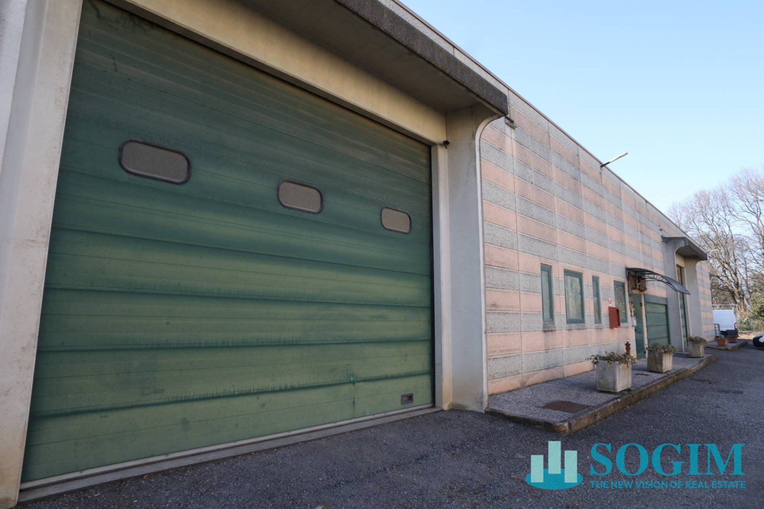 1397m² Warehouse in Brenna, Italy No. 228367