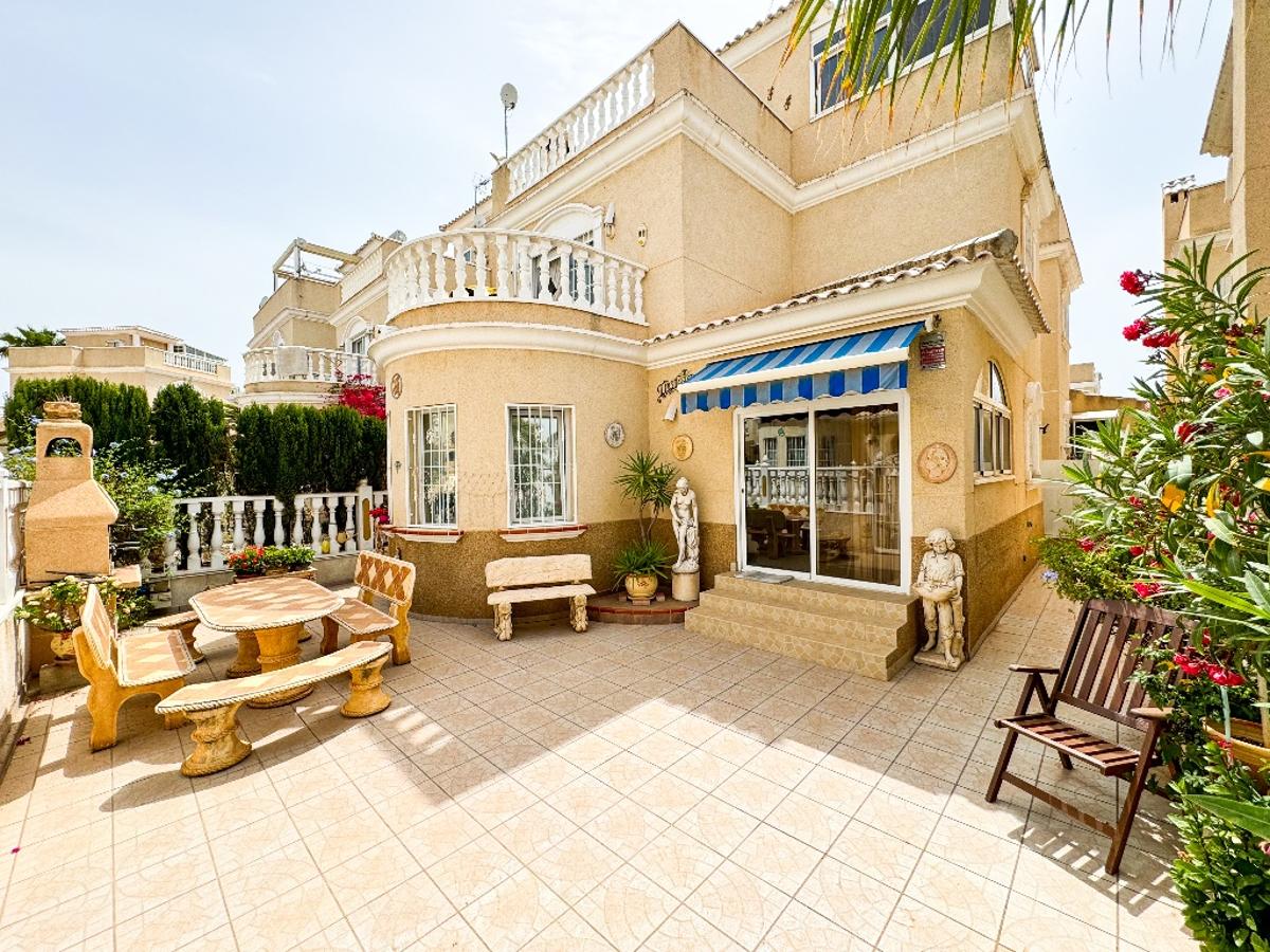 3 bedrooms Villa in Alicante, Spain No. 13207