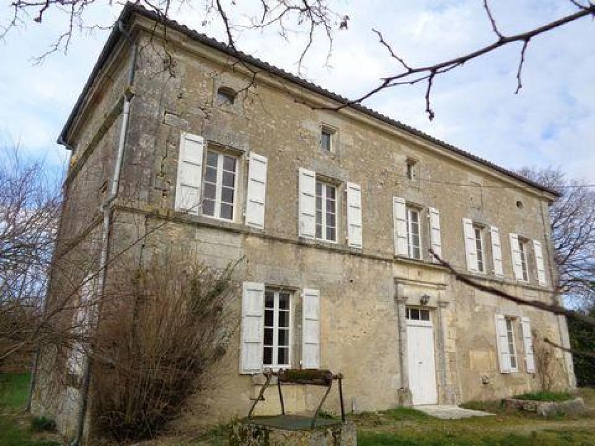 6 bedrooms House in Angouleme, France No. 26009